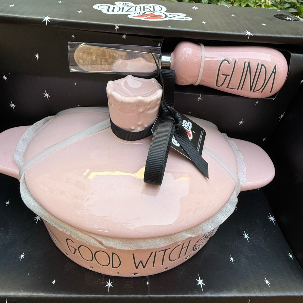 💕 Rae Dunn x The Wizard of Oz Pink Wicked ‘Good Witch’ & ‘Glinda’ Brie Baker NWT - Picture 3 of 7